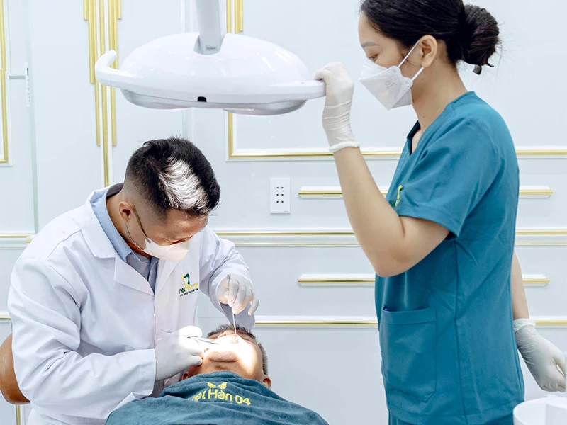 Bác sĩ cấy ghép Implant với nhiều năm kinh nghiệm