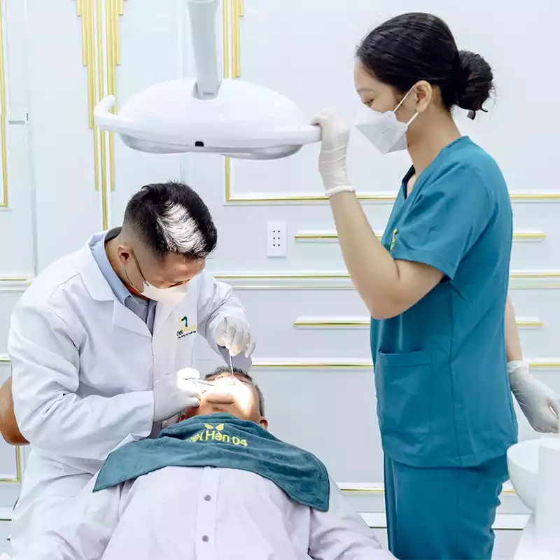 Bác sĩ thăm khám cho khách hàng 