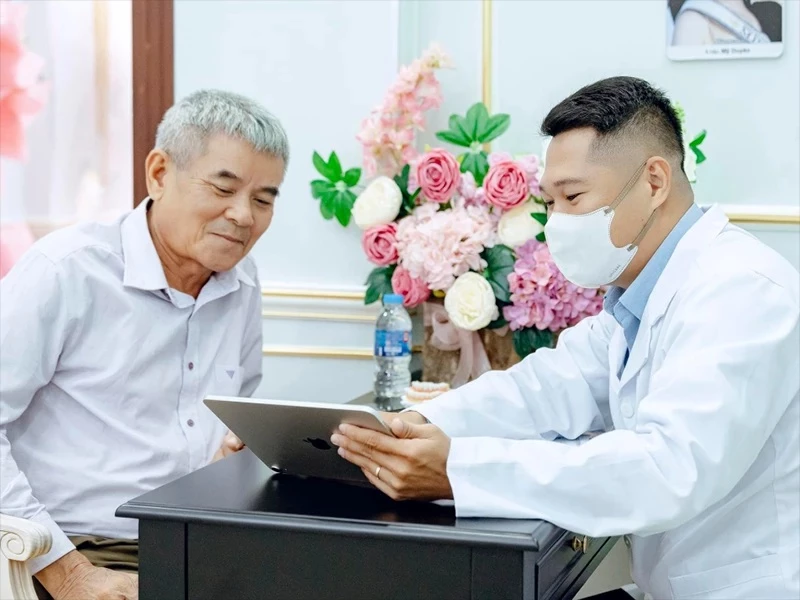 Bác sĩ tư vấn khách hàng lựa chọn phương pháp trồng Implant tốt nhất
