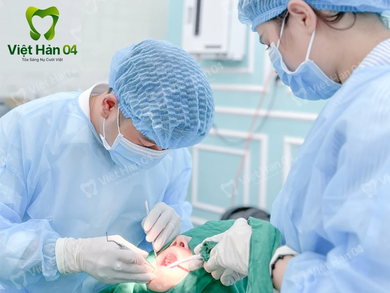 Tiến hành điều trị hở lợi