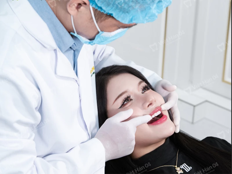Bác sĩ thăm khám cho bệnh nhân