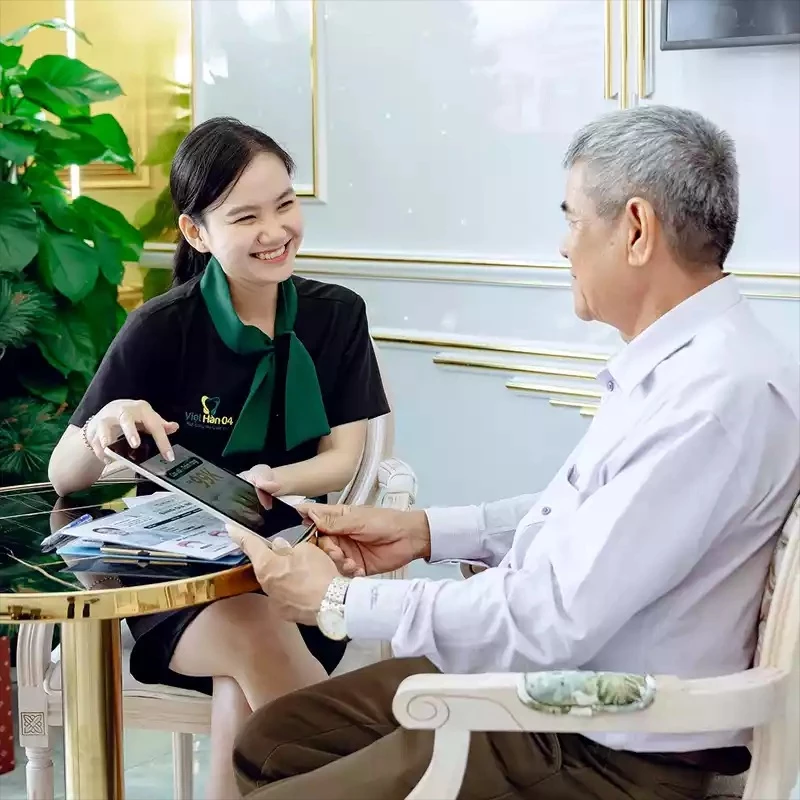 Nhân viên Nha khoa Việt Hàn 04 tư vấn cho khách hàng phương pháp trồng răng implant phù hợp 