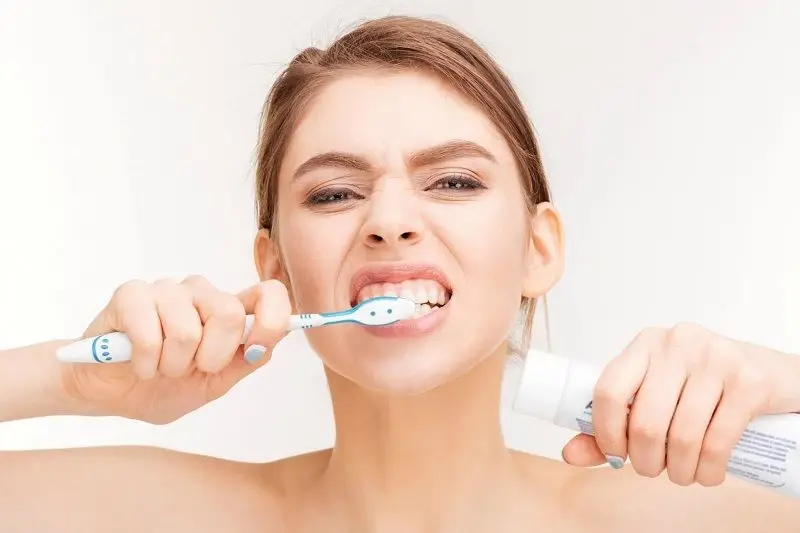 Sau khi trồng răng implant không súc miệng mạnh