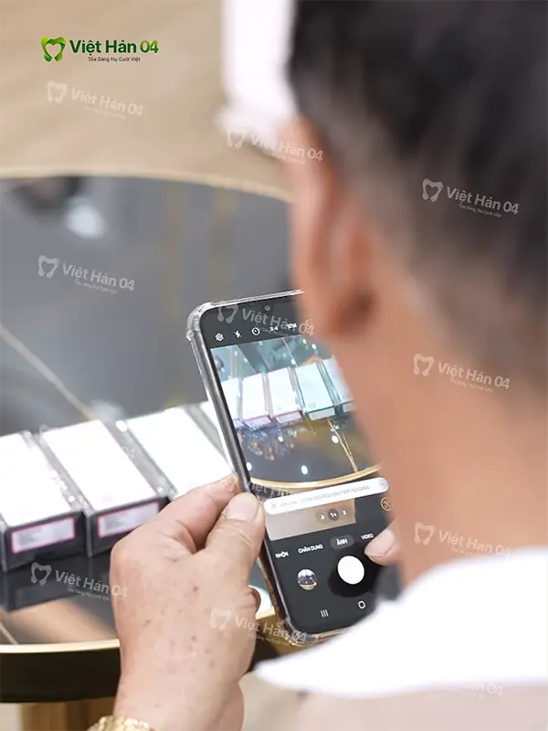 Khách hàng kiểm tra trụ Implant chính hãng