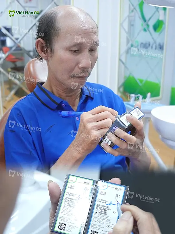 Khách hàng ký tên lên hộp đựng trụ Implant