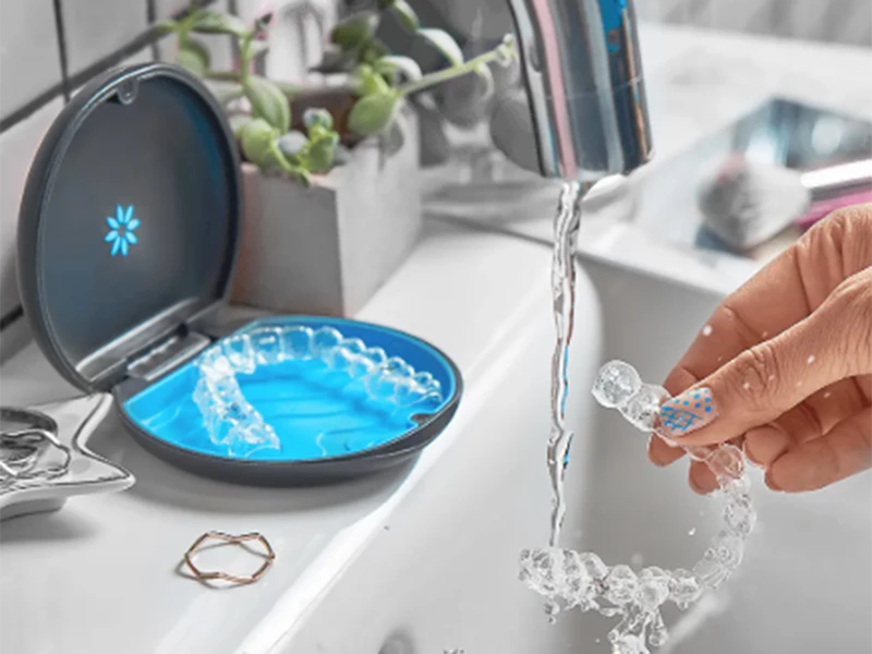 Hình ảnh vệ sinh khay niềng trong suốt Invisalign